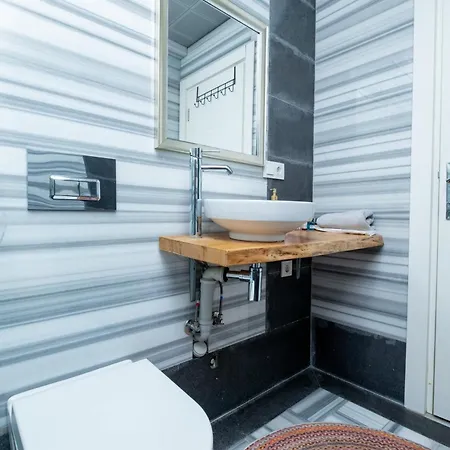 Stylish Duplex With Elevator *